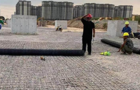 平武土工格栅铺设前地基要怎么处理？